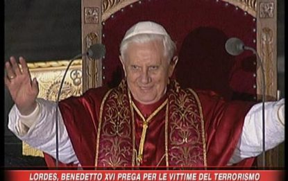 Il Papa a Lourdes: Prego per chi soffre