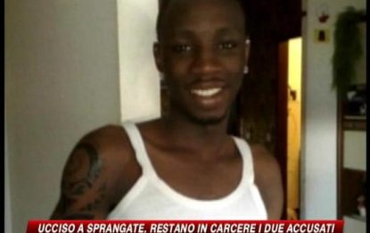 Giovane ucciso a Milano, padre e figlio restano in carcere