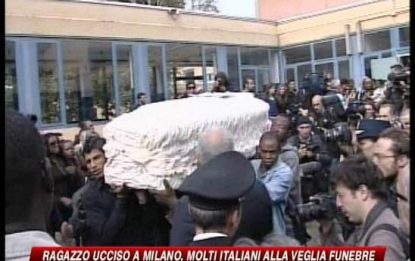 Ragazzo ucciso a Milano, molti italiani alla veglia funebre