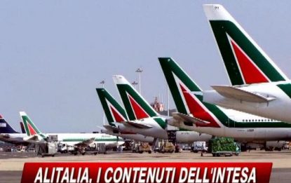 Alitalia, sindacati firmano l'accordo. Ora tocca ai piloti