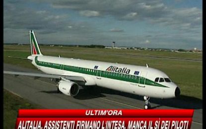 Alitalia, gli assistenti di volo firmano l'intesa