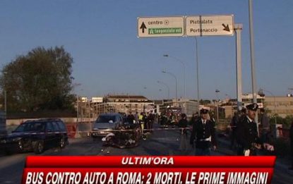 Schianto a Roma, bus contro auto: 2 morti. Le prime immagini