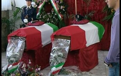 Caserta omaggia i due poliziotti morti in un inseguimento