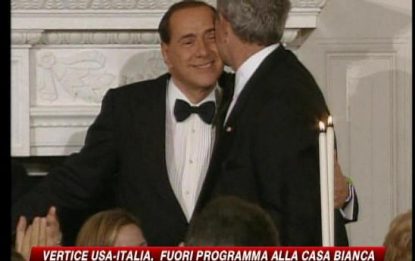 Berlusconi rompe un leggio: "Troppo amore per Bush"