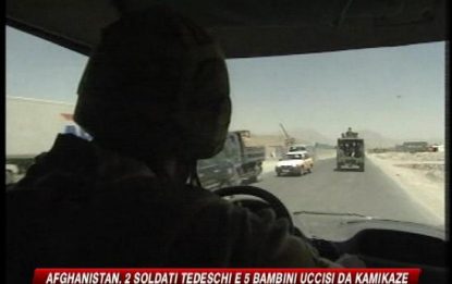 Afghanistan: kamikaze uccide 2 soldati tedeschi e 5 bimbi
