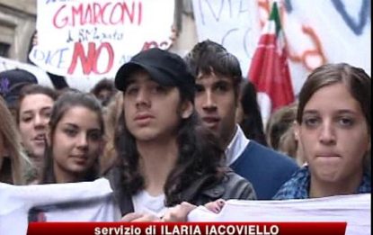 Scuola, a Milano scontri tra studenti e polizia