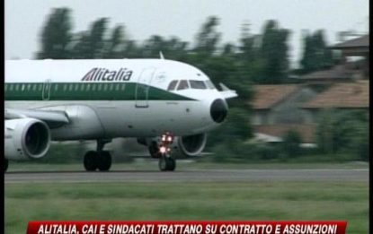 Alitalia, Cai e sindacati trattano su contratto e assunzioni