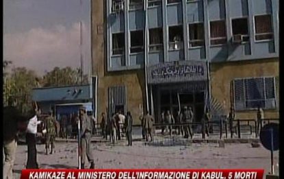 Afghanistan, attentato suicida a Kabul: 5 morti