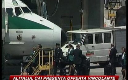 Alitalia, Cai presenta l'offerta. No di piloti e hostess