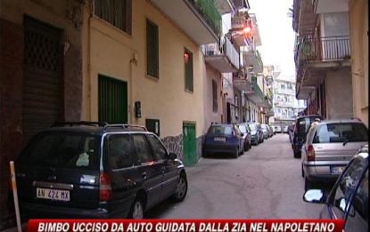 Napoli, fa retromarcia e uccide il nipotino di due anni