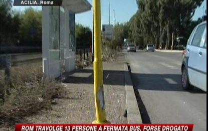 Roma, terrore alla fermata del bus: auto falcia 13 persone