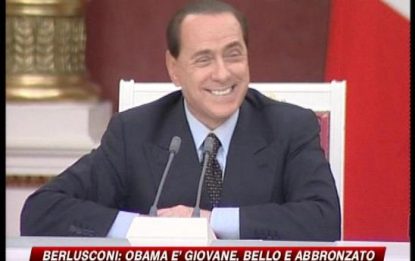 Berlusconi: "Obama è bello, giovane e anche abbronzato"