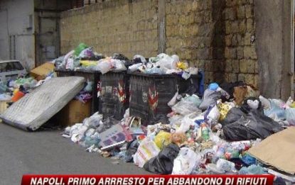 Napoli, primo arresto per abbandono di rifiuti