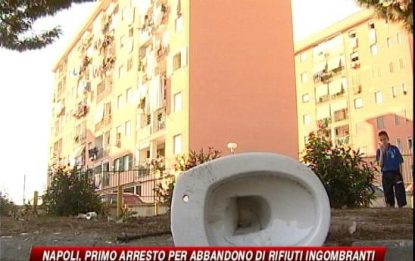 Napoli, scattano gli arresti per i rifiuti abbandonati