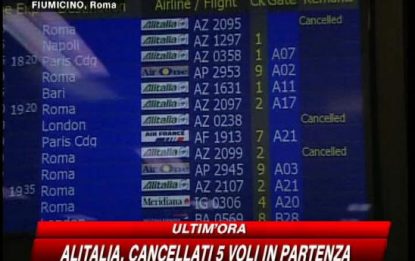 Alitalia, partire è un'incognita: anche oggi voli cancellati