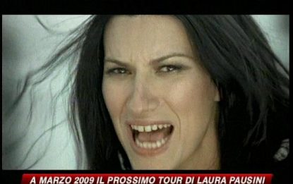 Laura Pausini canta sulla scalinata di piazza di Spagna