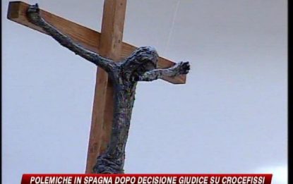Spagna, è bufera sui crocifissi in classe