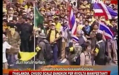 Bangkok, protesta contro il governo. Occupato l'aeroporto