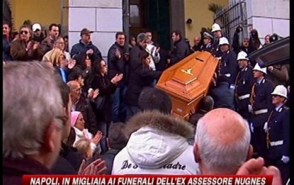 Napoli, in migliaia ai funerali dell'ex assessore Nugnes