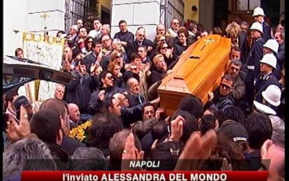 In migliaia ai funerali dell'ex assessore Nugnes