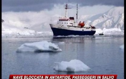 Nave bloccata in Antartide, passeggeri in salvo