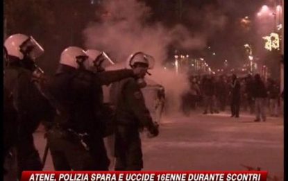 Polizia spara e uccide 16enne, scoppia la rivolta ad Atene