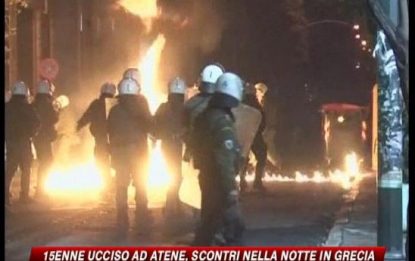 Polizia uccide 15enne, scontri ad Atene