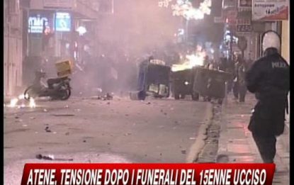 Atene, tensione dopo i funerali del 15enne ucciso