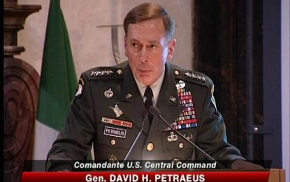 Petraeus a Roma cerca altre truppe per l'Afghanistan