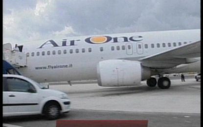 Alitalia, firmato l'accordo per la vendita di Air One a Cai