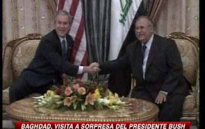 Iraq, visita a sorpresa di Bush a Baghdad