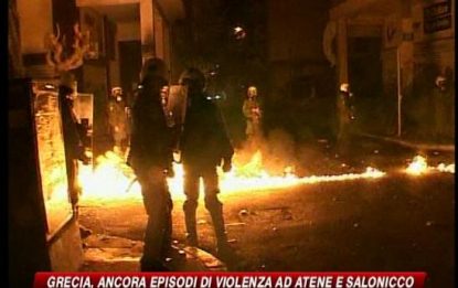 Ancora scontri ad Atene, molotov contro la polizia