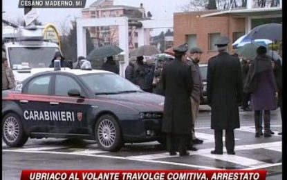 Auto contromano nel Milanese investe 28 persone: un morto
