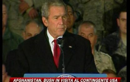 Bush in Afghanistan. A Bagdad gli tirano le scarpe