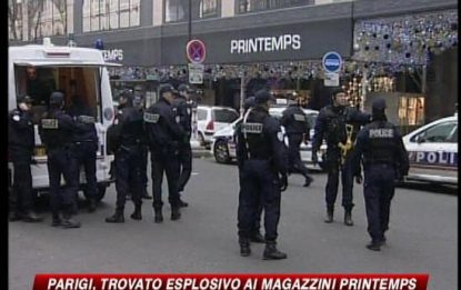 Paura a Parigi, bombe in un centro commerciale