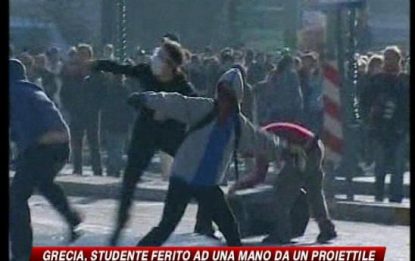 Caos Grecia, studente ferito ad una mano da un proiettile
