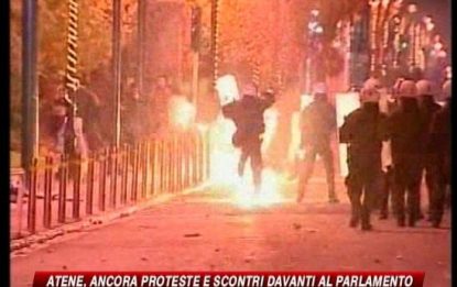 Ancora scontri in Grecia, cortei e molotov contro la polizia