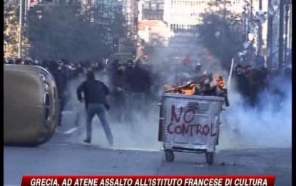 Atene, assaltato l'istituto francese di cultura