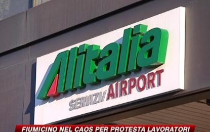 Alitalia, a Fiumicino voli cancellati, passeggeri in rivolta