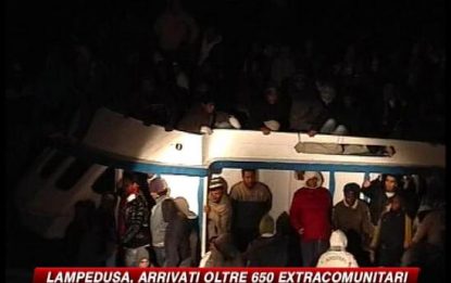 Il maltempo non ferma gli sbarchi, 1000 migranti a Lampedusa