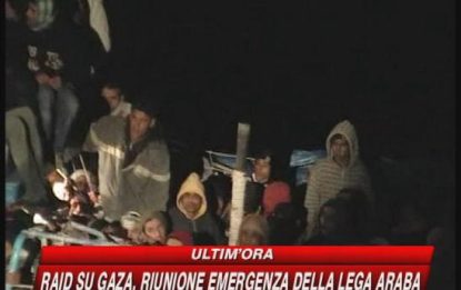 Lampedua invasa dai clandestini, Maroni chiama Frattini