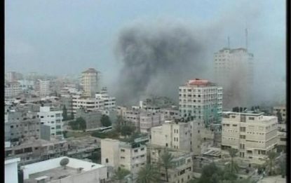 Gaza, non si fermano i raid israeliani: 350 morti