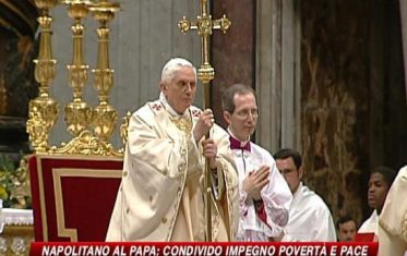 Benedetto XVI: "Auguri di buon anno a italiani e Napolitano"