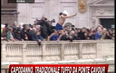 Capodanno, tuffi a Roma e regate a Firenze