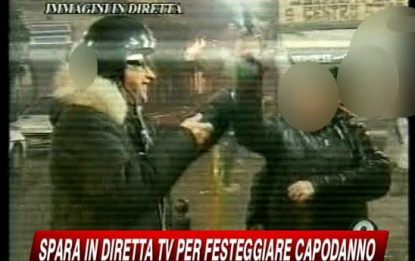 Capodanno a Napoli, immagini choc: spara in diretta tv