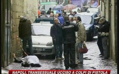 Napoli, trans ucciso a colpi di pistola in pieno centro