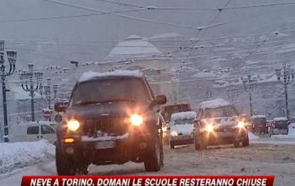 Milano in emergenza neve. Crolla tettoia e muore un 46enne