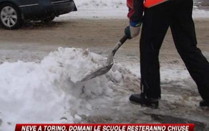 Milano sotto la neve, crolla tettoia: muore un 46enne