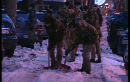 Milano: l'esercito spala la neve, nel weekend arriva il gelo
