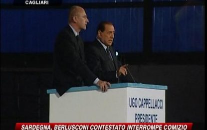 Sardegna, gli studenti interrompono Berlusconi